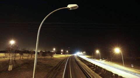 FOTOGRAFIA NOCTURNA DE LA ILUMINACION DEL ACCESO / SALIDA DE LA AUTOVIA A6 (A-6) EN LA CARRETERA DE A FONSAGRADA
