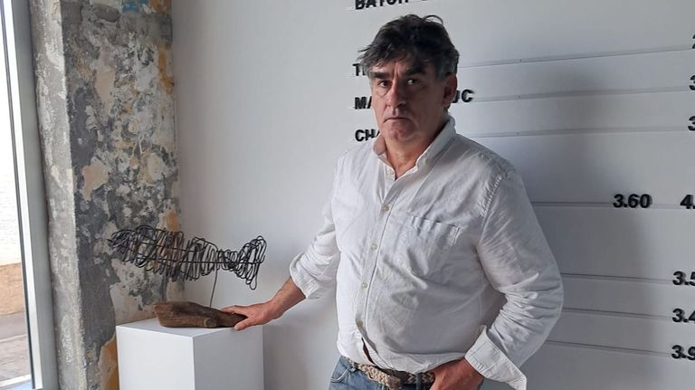 Francisco Mart&iacute;nez-Pin junto a una de las piezas que expone en Moa&ntilde;a