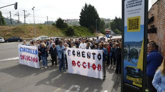 Protesta en la torres de O Pino tras tres meses sin parada de bus urbano