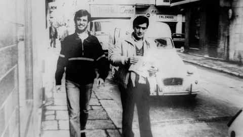 Carlos Agull� y Paco Varela en 1983, a las puertas de la antigua redacci�n de La Voz