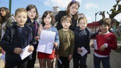 Participantes na lectura colectiva As Letras en Voces, en Carballo