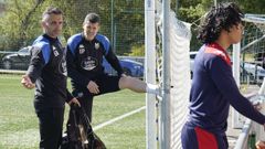 Churre, a la izquierda de la imagen, realizando las labores de t�cnico asistente durante un entrenamiento con el Pontevedra