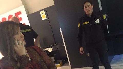 P�rez, en la entrada de la sede del partido en Ferraz