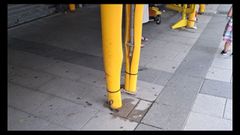 Basura y excrementos alrededor de los andamios de la Cuesta de la palloza