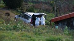 Investigadores de la Guardia Civil, durante la bsqueda del hombre enterrado en Cortegada.