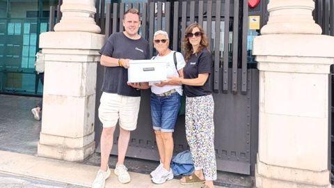 La asociaci�n de vecinos Gigia de Cimadevilla en el registro del edificio administrativo de la antigua pescader�a municipal de Gij�n para entregar las firmas en contra de la celebraci�n del evento Paseo Gastro