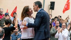 Pedro S�nchez saluda a la presidenta de Baleares, Francina Armengol, antes de ofrecer un mitin este mi�rcoles en Palma de Mallorca