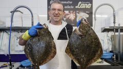 En la imagen, Manuel �ngel Iglesias, �el rubio�, con dos rodaballos procedentes de la lonja de Cedeira, en el mostrador de Pescados Lano