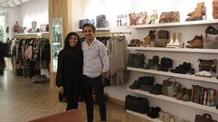 Eileen Iglesias y Juan Antonio Tejado en la segunda tienda en Espa�a abierta por La Percha, en Santiago. En este establecimiento ofrecen moda femenina para todas las edades, con un perfil de p�blico mayoritario que va de los 35 a los 70 a�os. Tienen desde la talla S a la XL, aunque en ciertos modelos de abrigos y pantalones pueden abarcar hasta una 56.