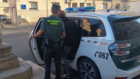 El detenido, entrando en un coche de la Guardia Civil en la comandancia de Ourense