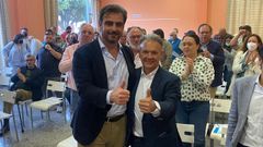 Castrill�n (derecha), junto al presidente provincial del partido, durante el congreso