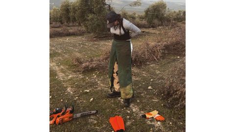 A la joven Paula de Prado no hay tarea que se le resista. Todo lo que sabe hacer lo aprendió de su padre y de todos los peones agrícolas con los que trabajó