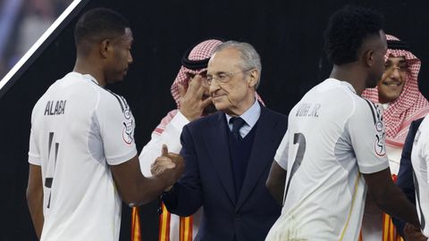 Alaba saluda a Florentino P&eacute;rez tras la final de la Supercopa ante el Barcelona.