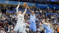 Jordan Sakho y Mario Hezonja luchan por un rebote en el Breog�n-Real Madrid.