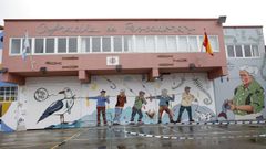 Uno de los murales que decoran una de las fachadas de la cofrad�a burelense