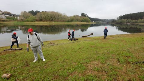 El embalse del Umia, en Caldas, durante una campaña de limpieza del Festival PortAmérica realizada en marzo del 2024