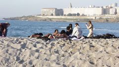 Un grupo de j�venes, sobre la duna de Riazor, aprovechando el buen tiempo el pasado 19 de marzo