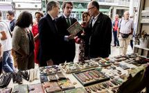 Do Campo, Gallego, Conde, Calvo y Gonz�lez, mirando un objeto de una de las casetas.