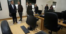 El aula de inform�tica est� equipada con diez modernos ordenadores y mobiliario nuevo. 