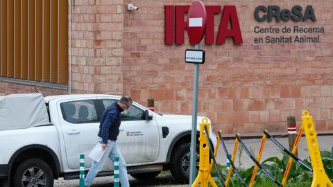 Un vehculo descarga muestrasen la entrada del Centro de Investigacin en Sanidad Animal de Barcelona
