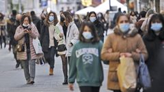 El �rea sanitaria de Pontevedra roza los cinco mil casos activos de covid. En la imagen, una calle comercial de Pontevedra estas Navidades