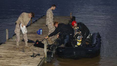 Efectivos de la Armada buscan cadáveres en la Albufera de Valencia tras el paso de la dana