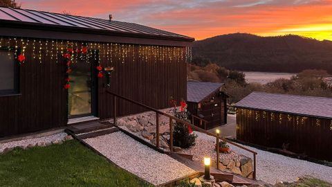 Decoraci�n navide�a en las caba�as de O Recuncho do Sor, con el r�o al fondo, al amanecer