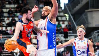 D�dac Cuevas busca un pase frente a Kevin Larsen en el duelo de la primera vuelta ante el Alicante