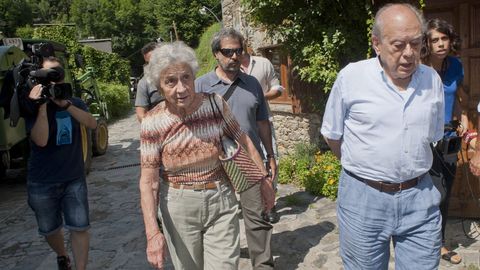 Marta Ferrusola y Jordi Pujol, paseando por las inmediaciones de su residencia veraniega