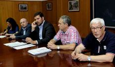 O xurado e o alcalde, que abriu a plica e deu a nova ao ga�ador.