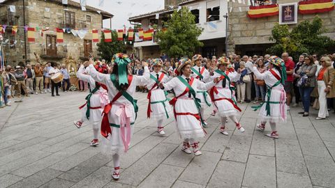 Danzantes de Vilanova dos Infantes interpretan su danza gremial ante la Virgen del Cristal