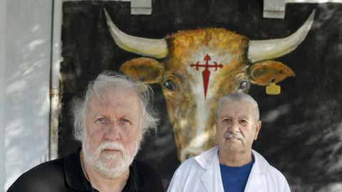 Los artistas Luis y Poldo Rapela ante la Menina que pintan en la carretera da Catabois