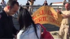 Besos, abrazos y una petici�n de matrimonio en el Arsenal de Ferrol