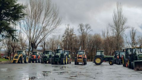 Tractores de la manifestaci�n del sector agrario en la explanada de la Alameda do Toural de Xinzo de Limia.