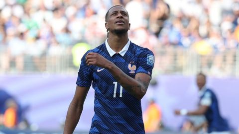 Michael Olise se lamenta durante un partido de la selecci�n francesa.