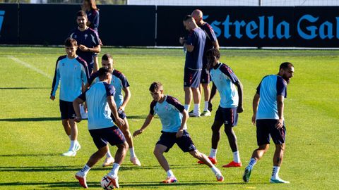Futbolistas del Celta, en el entrenamiento de este martes, el &uacute;ltimo antes de visitar al Omonia.