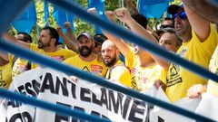 Casi medio millar de personas, entre ellas trabajadores de Alcoa, han recorrido la distancia entre el estadio Santiago Bernab�u y el Ministerio de Industria, Comercio y Turismo en un manifestaci�n