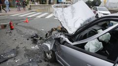 ACCIDENTE DE TRAFICO ENTRE UN TURISMO Y UN CAMION DE REPARTO EN LA ROTONDA DE LOS SALESIANOS POR EL PASEO