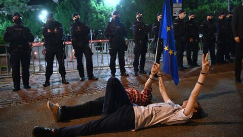 Tras la aprobaci�n de la ley de medio se produjeron disturbios frente al Parlamento polaco.