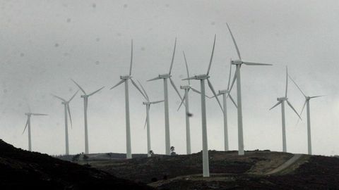 Imagen de uno de los parques elicos operativos en Ourense