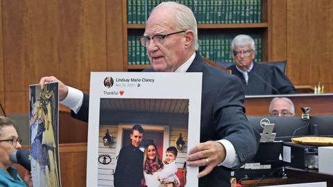 El abogado Kevin Reddington en un momento de la defensa en el juicio mostrando las fotos de la familia feliz de Lindsay Clancy y la tragedia actual