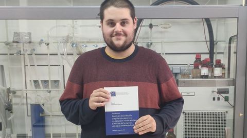 Homenaje a su padre. Lucas Mart�nez Garc�a, en el laboratorio del Ciqus de la USC con su tesis doctoral, que dedica a su padre, conocido como Mari�o o To�ito da Pantalonera de Celeiro, fallecido en el 2019.