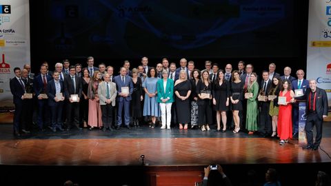 Foto de familai de las autoridades y premiados