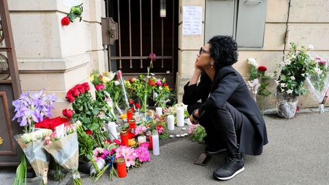 Flores y velas encendidas en homenaje ante la entrada de su finca Algonquin, en Ksnacht, Suiza -entre los mensajes haba uno de un grupo de fans de Rianxo-.