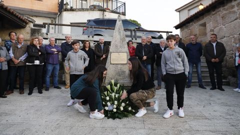 Los vecinos dedican una ofrenda floral cada 11-M a las vctimas de los atentados de 2004 en Madrid.