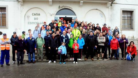 Andainas Co�ece a Costa da Morte. Ruta por Camari�as. Senderistas al final del recorrido ante la Casa Consistorial.