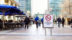 Un cartel que restringe el tabaco colocado en una calle de Londres.