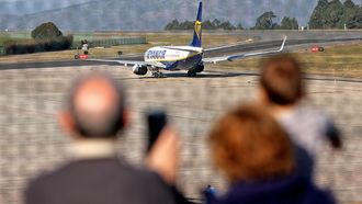 Imagen de archivo de un avi�n de Ryanair despegando desde Peinador