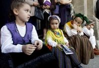 Uno de los platos fuertes del Domingo das Mozas fue el primer certamen de traje gallego.
