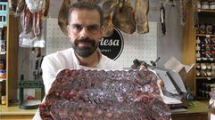 Luis Miguel Diez, con una bandeja de chorimorci.